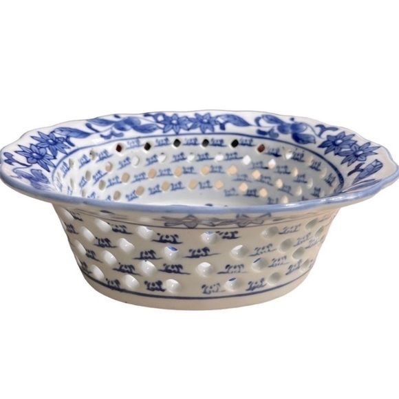 Chinoiserie Porcelain Pierced
Oval Bowl Blue and White
Blueberry Fruit Design - Picture 3 of 9